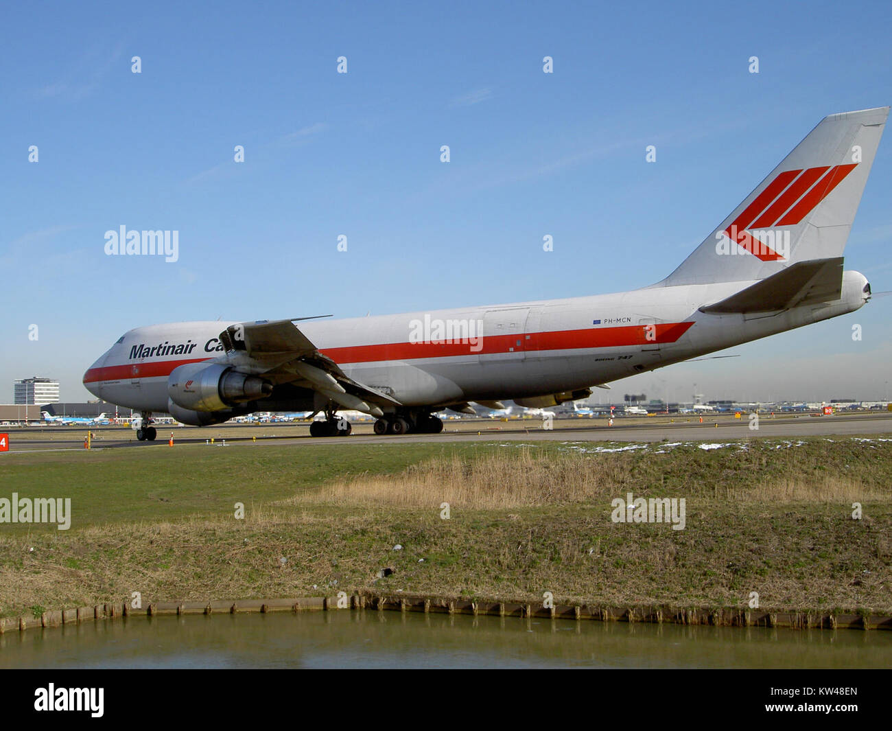 Le Boeing 747 Martinair Cargo pH MCN de Schiphol est une image capturant le jet géant emblématique de l’un des aéroports les plus fréquentés d’Europe, mettant l’accent sur le transport de fret aérien. Banque D'Images