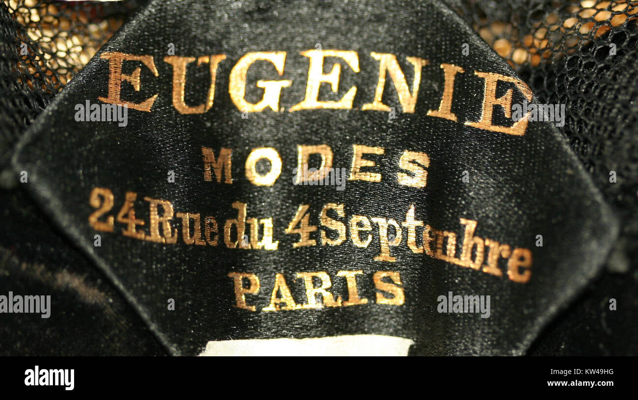 Le bonnet avec le label MET C.I.58.1.3 est un article de la collection MET, représentant la mode historique. Le bonnet peut être attaché à une robe du 18ème ou 19ème siècle, reflétant les styles de l'époque. Banque D'Images