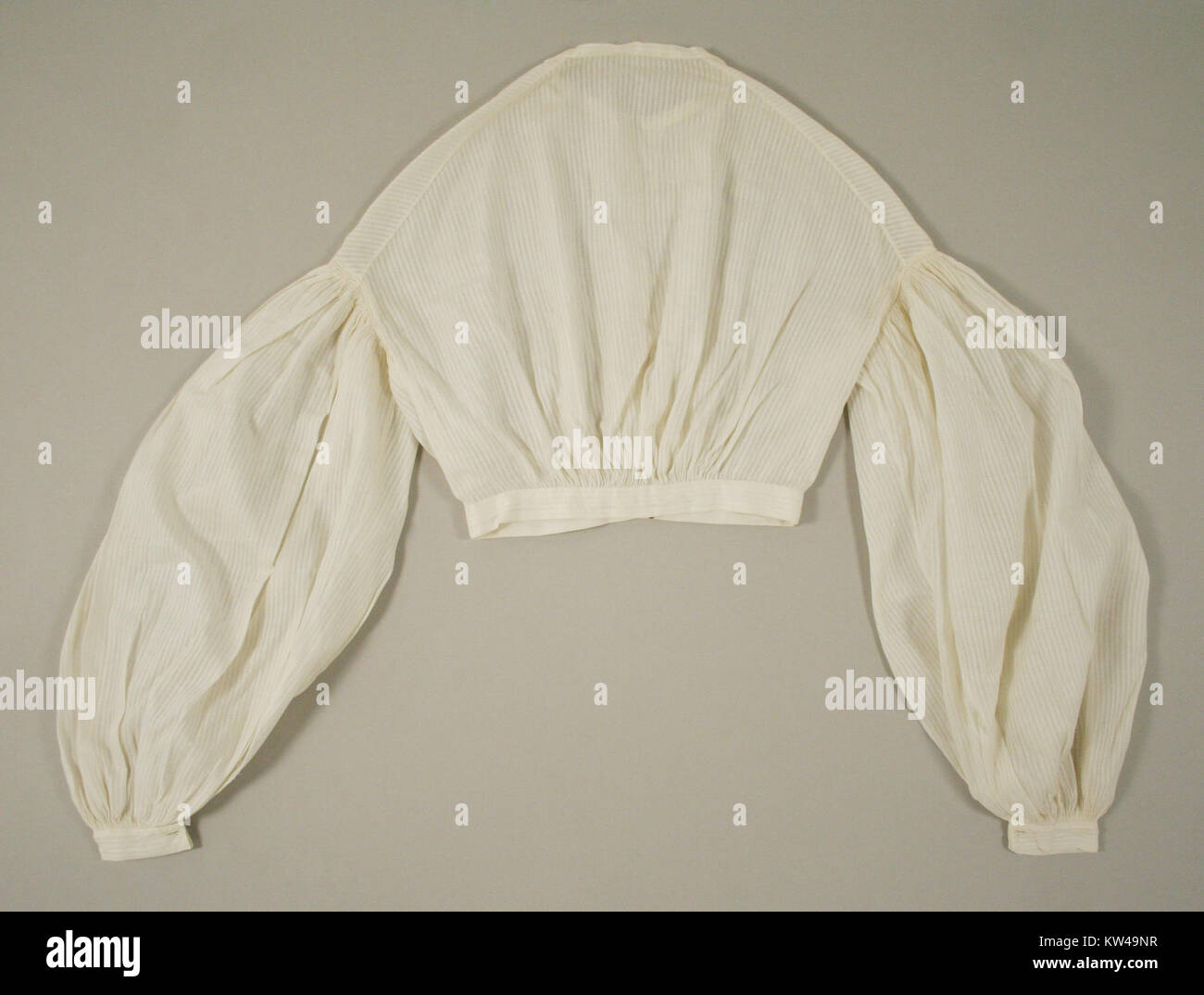 Ce corsage historique de la collection MET est un exemple de la mode du XIXe siècle, mettant en valeur le design complexe et la confection typique de l'époque. Il reflète les tendances de la mode de l'époque. Banque D'Images