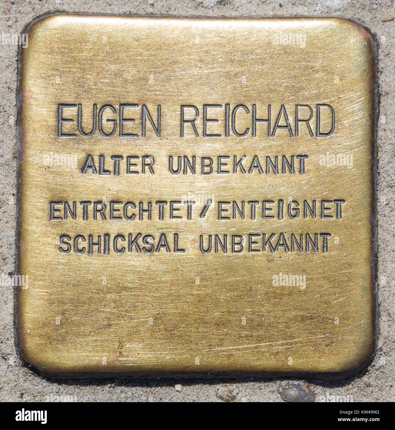 Le Stolpersteine de Strandpromenade 27 à Binz commémore Eugen Reichard, victime du régime nazi. Ces petites pierres commémoratives font partie d'un effort plus vaste pour se souvenir des victimes de l'Holocauste. Banque D'Images