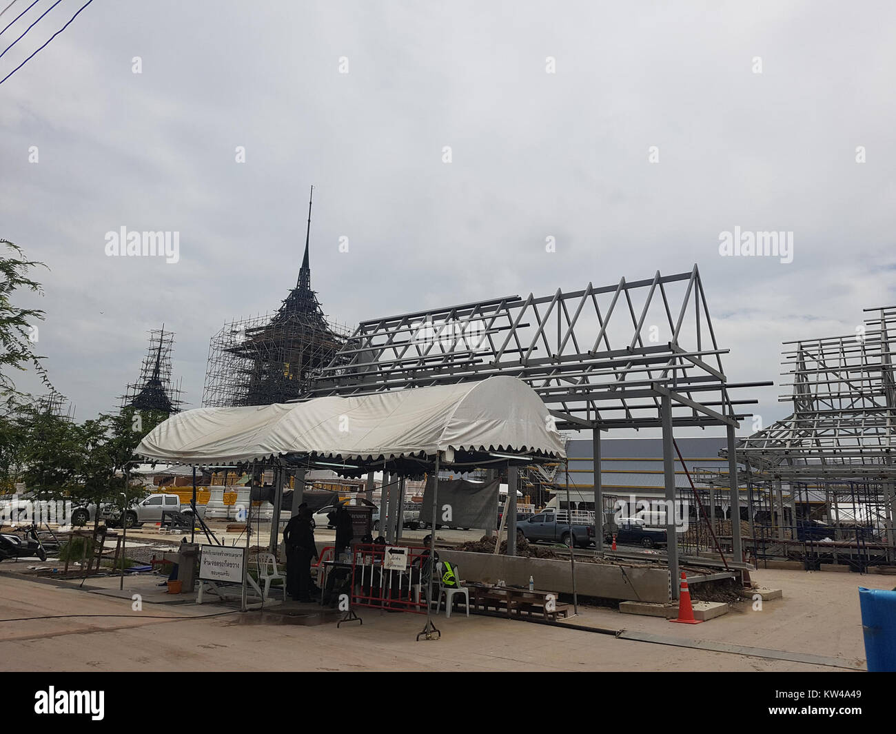 Cette image capture le crématorium de Bhumibol en Thaïlande, un site important pour la famille royale. Le crématorium, construit en l'honneur du roi Bhumibol Adulyadej, est un symbole de respect et de souvenir pour le défunt monarque. Banque D'Images