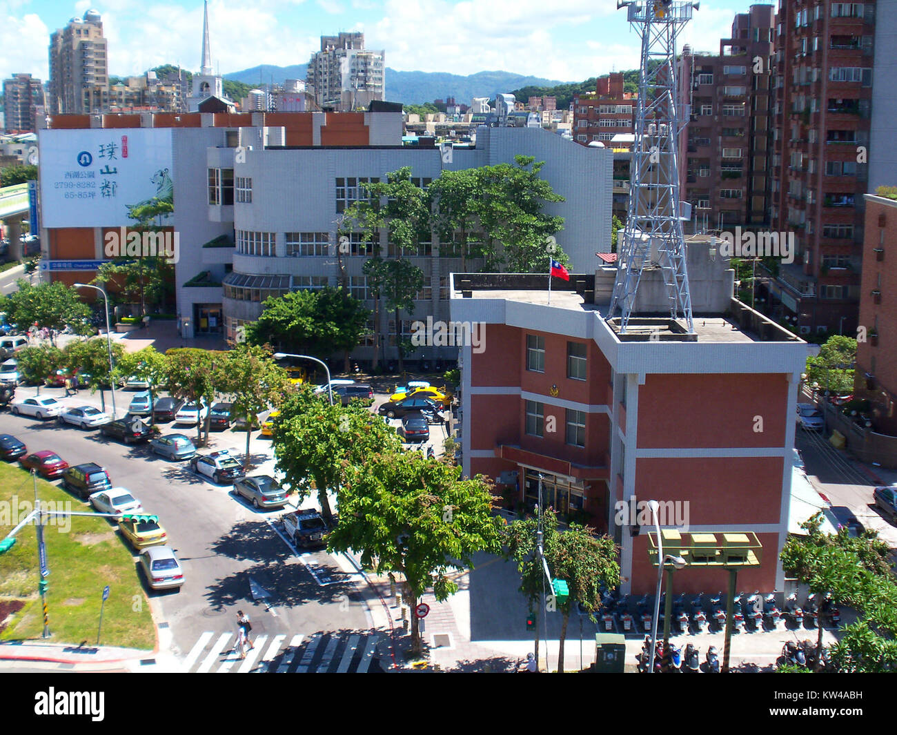 Cette vue panoramique prise le 26 septembre 2009 montre le poste de police de Gangqian et la bibliothèque publique de Taipei Xihu Branch à Taipei, Taiwan. L'image souligne la proximité de ces institutions publiques importantes dans le paysage de la ville. Banque D'Images