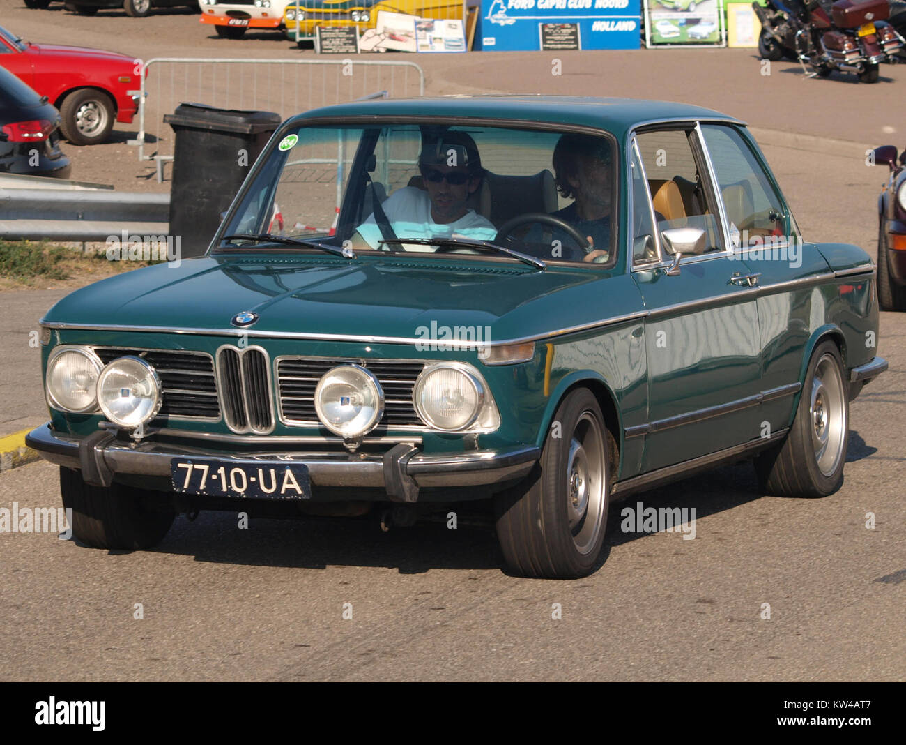 La BMW 1602, une voiture de sport compacte produite par BMW, est montrée avec sa plaque d'immatriculation néerlandaise 77 10 UA, indiquant son immatriculation historique aux pays-Bas à la fin des années 1970 Banque D'Images
