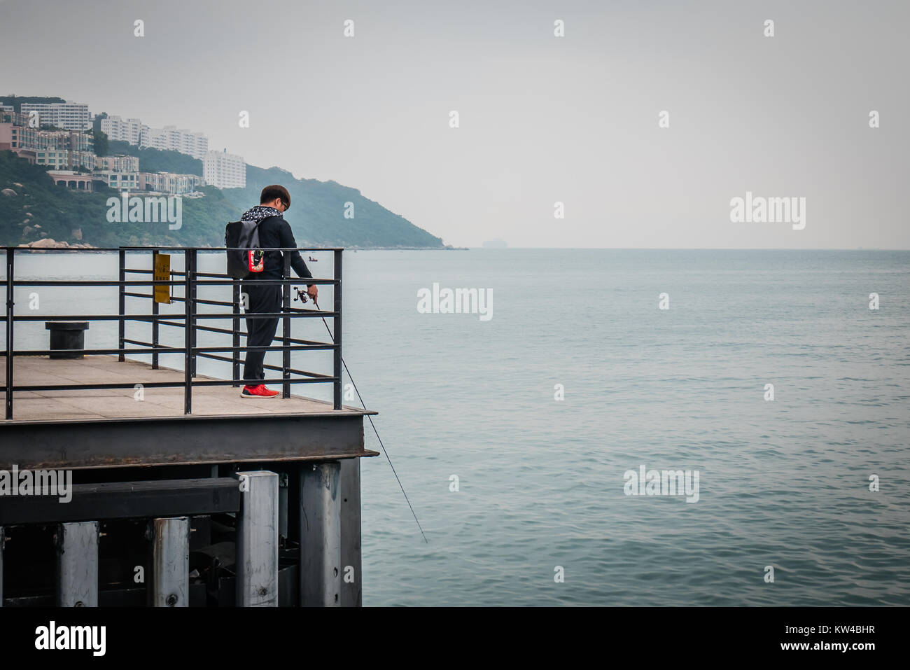 Les hommes chinois de pêche à un quai à hong kong stanley Banque D'Images