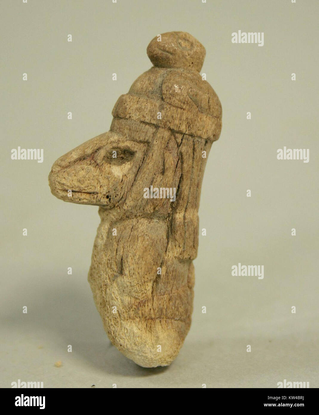 La figure d'animal d'os, cataloguée dans la collection MET sous le numéro 64.228.198, est un artefact ancien sculpté dans l'os. Il représente une œuvre d'art préhistorique et offre un aperçu de l'artisanat humain précoce et du symbolisme animal. Banque D'Images