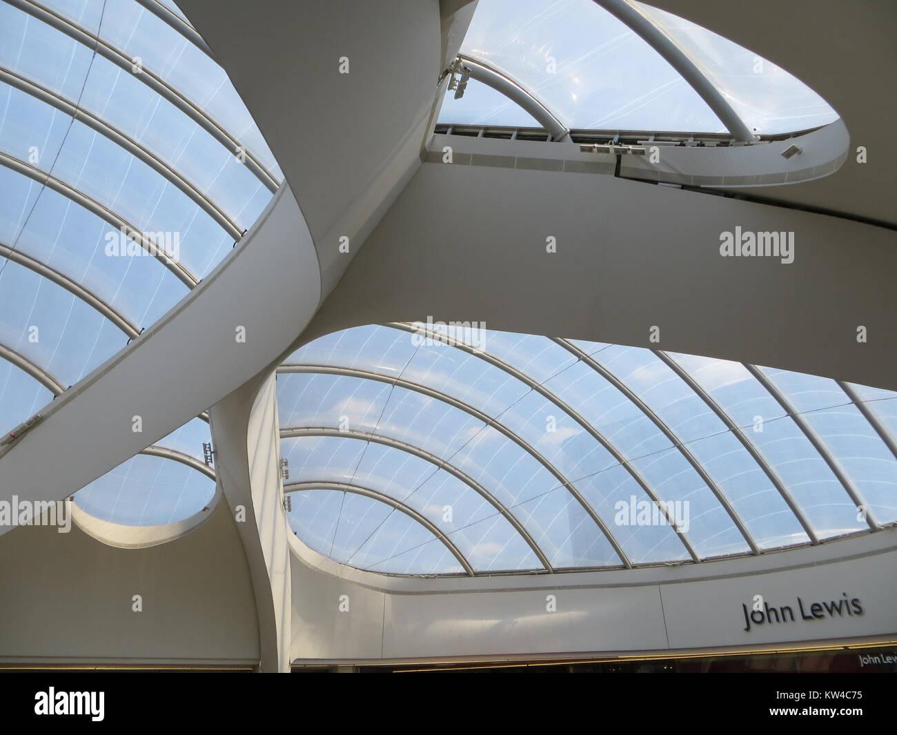 Une photographie de la gare de Birmingham New Street, capturant le design architectural et l'atmosphère animée de l'une des principales gares ferroviaires du Royaume-Uni. Banque D'Images