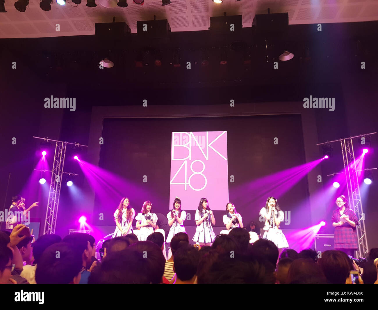 Cette image est liée à BNK48, un groupe d'idoles thaïlandais, avec la date indiquant un événement ou une performance spécifique le 16 juillet 2017, sur le site de Maruya. BNK48 est connu pour ses performances et ses activités de divertissement au sein de la scène de la culture pop thaïlandaise. Banque D'Images