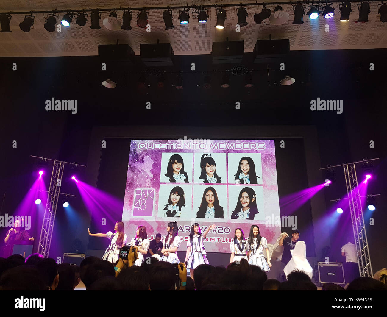 BNK48 est un groupe d'idoles thaïlandais, et cette photo du 16 juillet 2017, capture des membres du groupe à Maruya. Le groupe est connu pour ses contributions à la culture pop thaïlandaise et à la musique. Banque D'Images