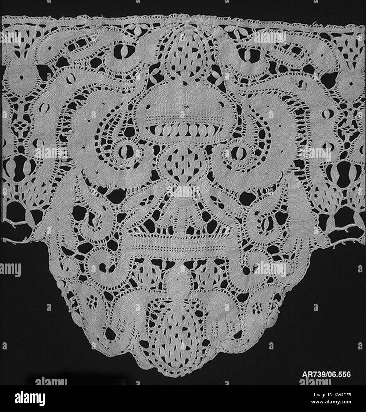 Cette bordure en dentelle de bobine, aux bords festonnés, fait partie de la collection du Metropolitan Museum of Art, mettant en valeur des travaux d'aiguille complexes et de l'artisanat de la dentelle. Banque D'Images