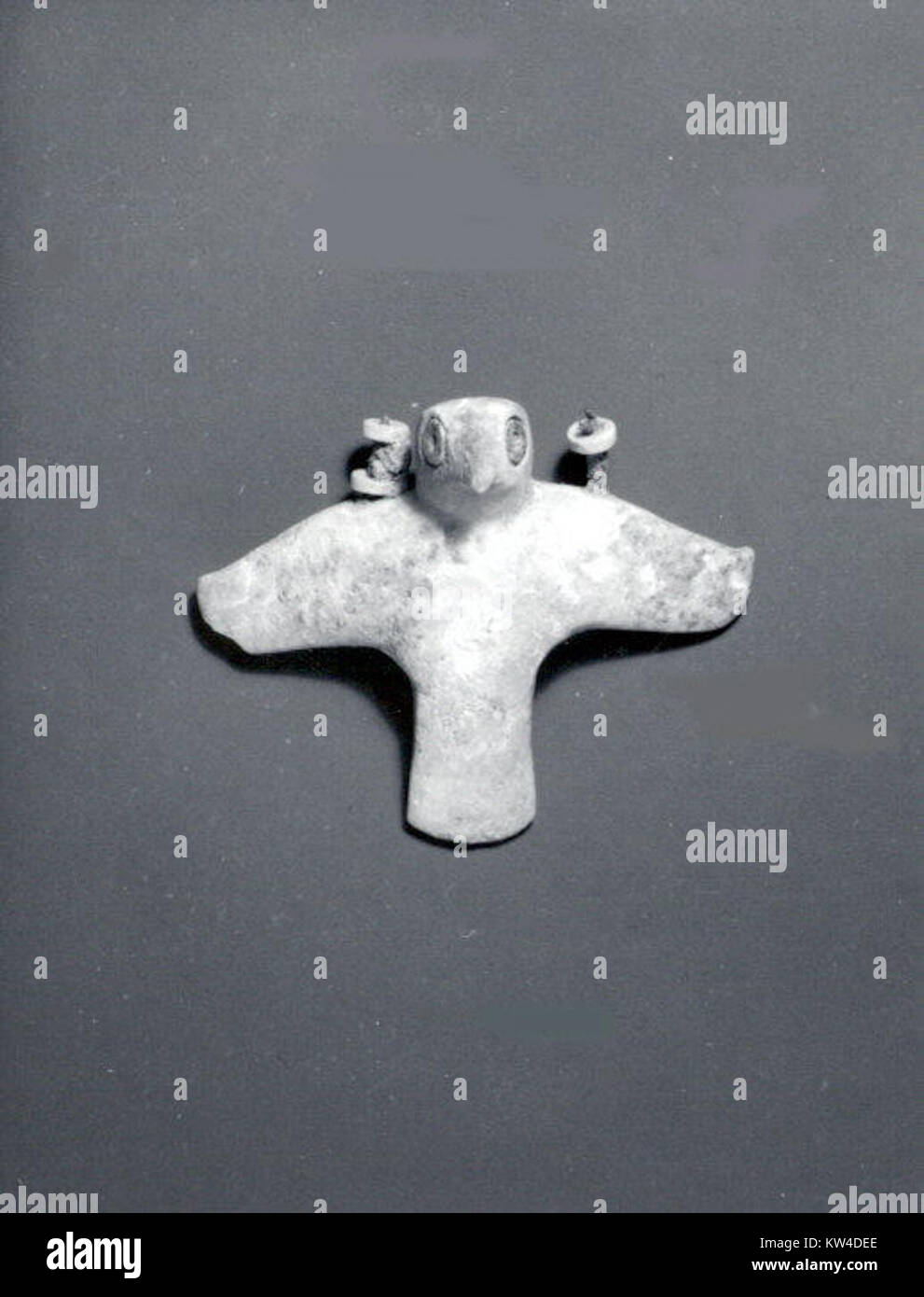 Cette pièce de la collection DU MET (Museum of Modern Art), intitulée « oiseau de proie », date de 1988. L'œuvre d'art présente un oiseau en vol, symbolisant la puissance et la grâce dans la nature, capturant l'essence de la force et de la beauté aviaires. Banque D'Images