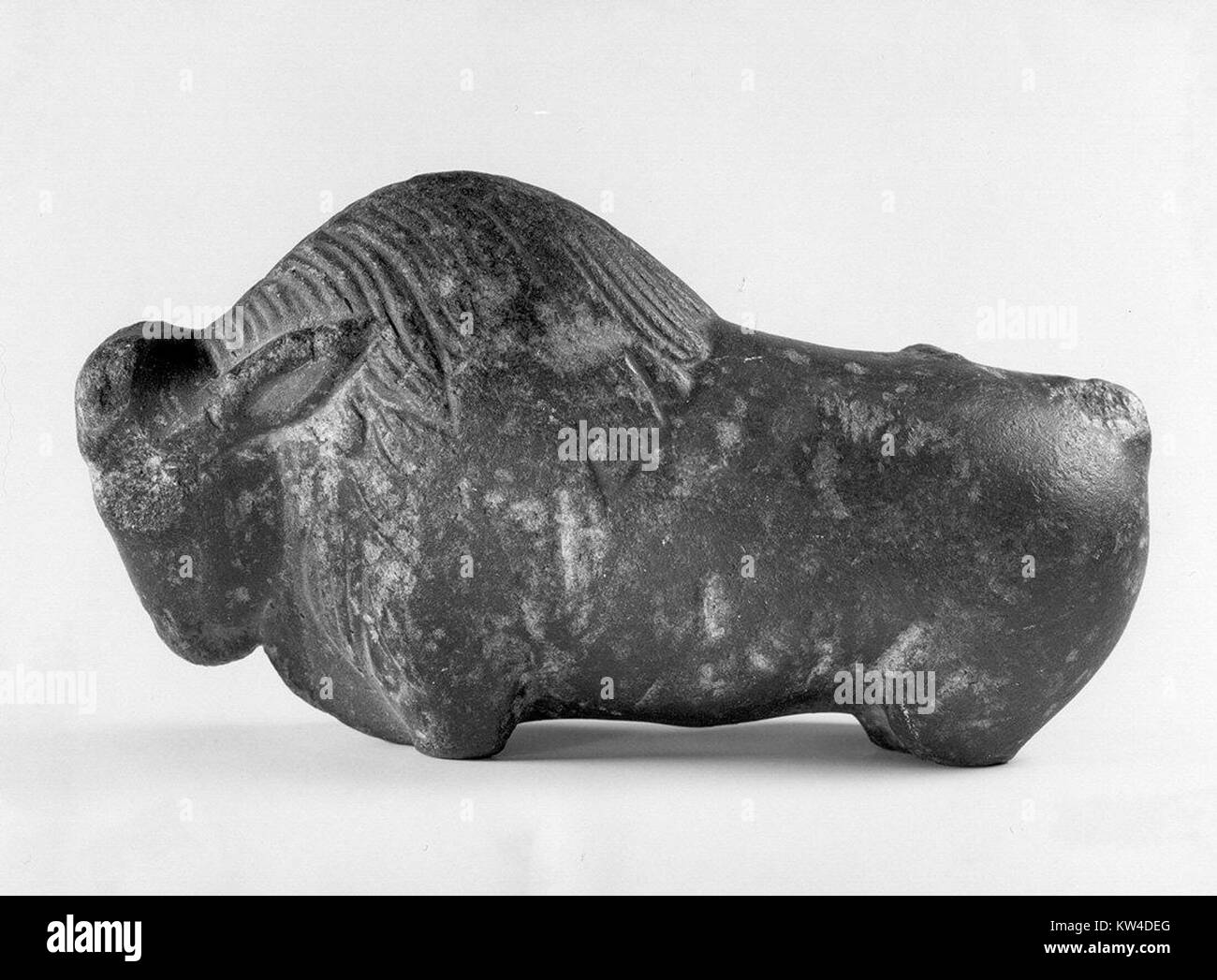 Cette image montre une figurine de bison de la collection du Metropolitan Museum of Art, cataloguée sd1989 281 2. La figure est une œuvre d'art importante, représentant l'importance culturelle et historique du bison dans les premiers considérés Banque D'Images