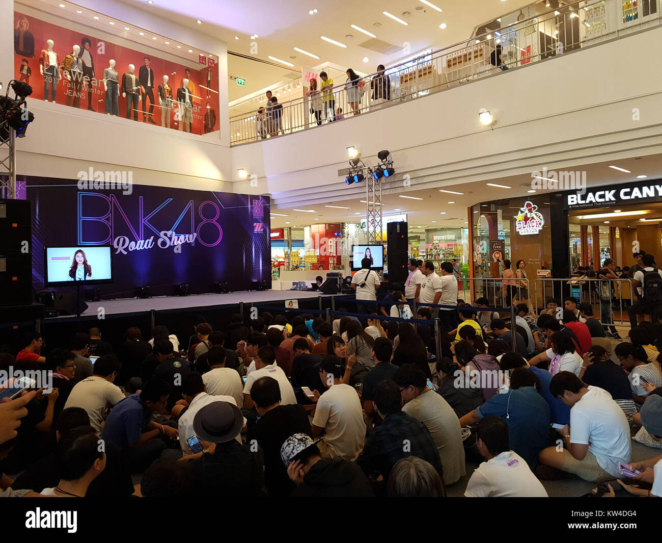 BNK48 Roadshow en 2017 a présenté des performances et des activités du groupe d'idoles thaïlandais BNK48. L'événement a mis en évidence la popularité du groupe et leur nombre croissant de fans en Thaïlande au cours de l'année. Banque D'Images