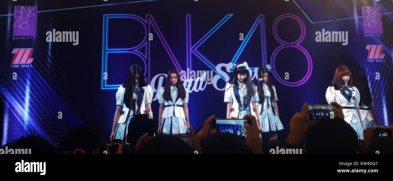 BNK48, un groupe d'idoles thaïlandais, est vu lors de leur roadshow le 23 juillet 2017. Le groupe s'est produit devant des fans et a interagi avec le public, une partie de leur tournée promotionnelle. Banque D'Images