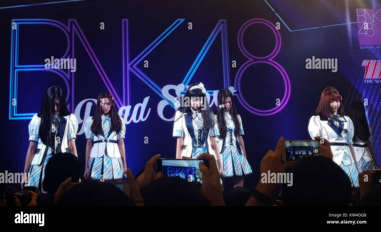 Un événement promotionnel pour le girl Group BNK48 a eu lieu le 23 juillet 2017. L'image montre les performances du groupe et l'engagement des fans pendant la tournée. Banque D'Images