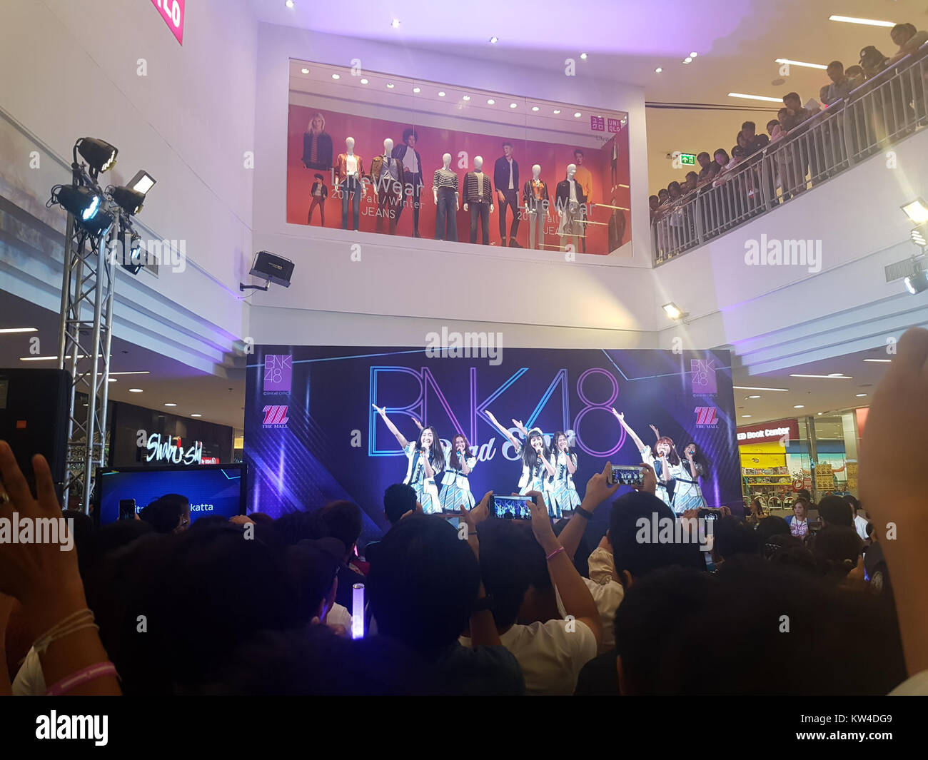 Une image de 2017 du roadshow BNK48, un événement promotionnel mettant en vedette le populaire girl Group thaïlandais BNK48. Le roadshow a présenté des performances et des interactions avec les fans à travers divers endroits en Thaïlande. Banque D'Images