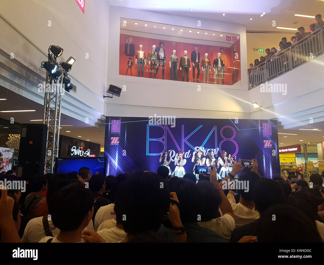 Le BNK48 Roadshow, qui s'est tenu le 23 juillet 2017, a présenté des performances du populaire groupe d'idoles thaïlandais BNK48, mettant en évidence leur musique et leurs interactions avec les fans pendant l'événement. Banque D'Images