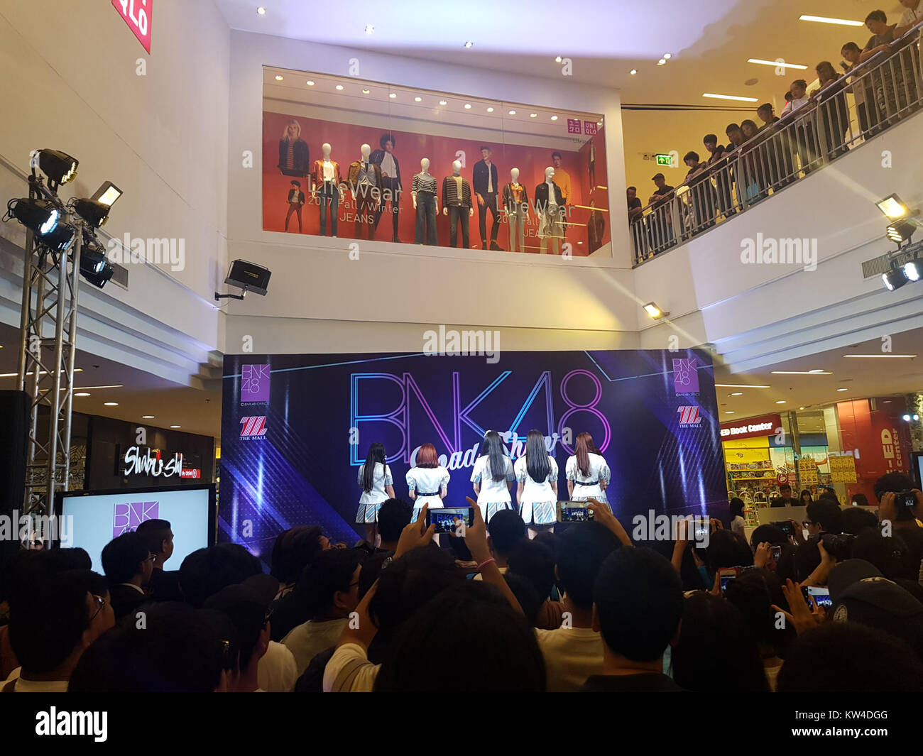 BNK48 a organisé un roadshow le 23 juillet 2017, avec des performances live et des interactions avec les fans. L'événement a présenté la musique du groupe d'idoles thaïlandais, ses performances et sa connexion avec sa base de fans. Banque D'Images