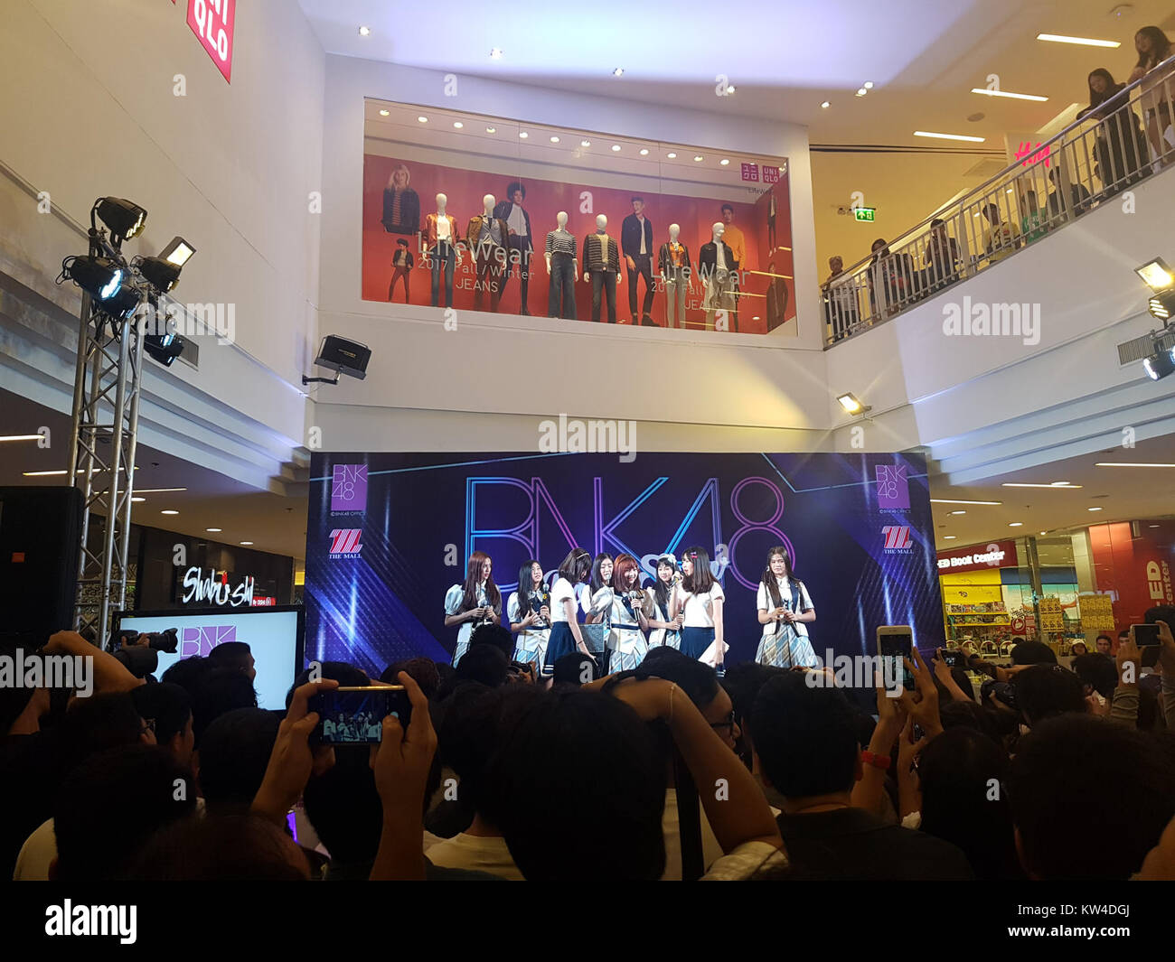 Un événement promotionnel pour le groupe d'idoles thaïlandais BNK48, qui s'est tenu le 23 juillet 2017, mettant en vedette des performances et des interactions avec les fans. Banque D'Images
