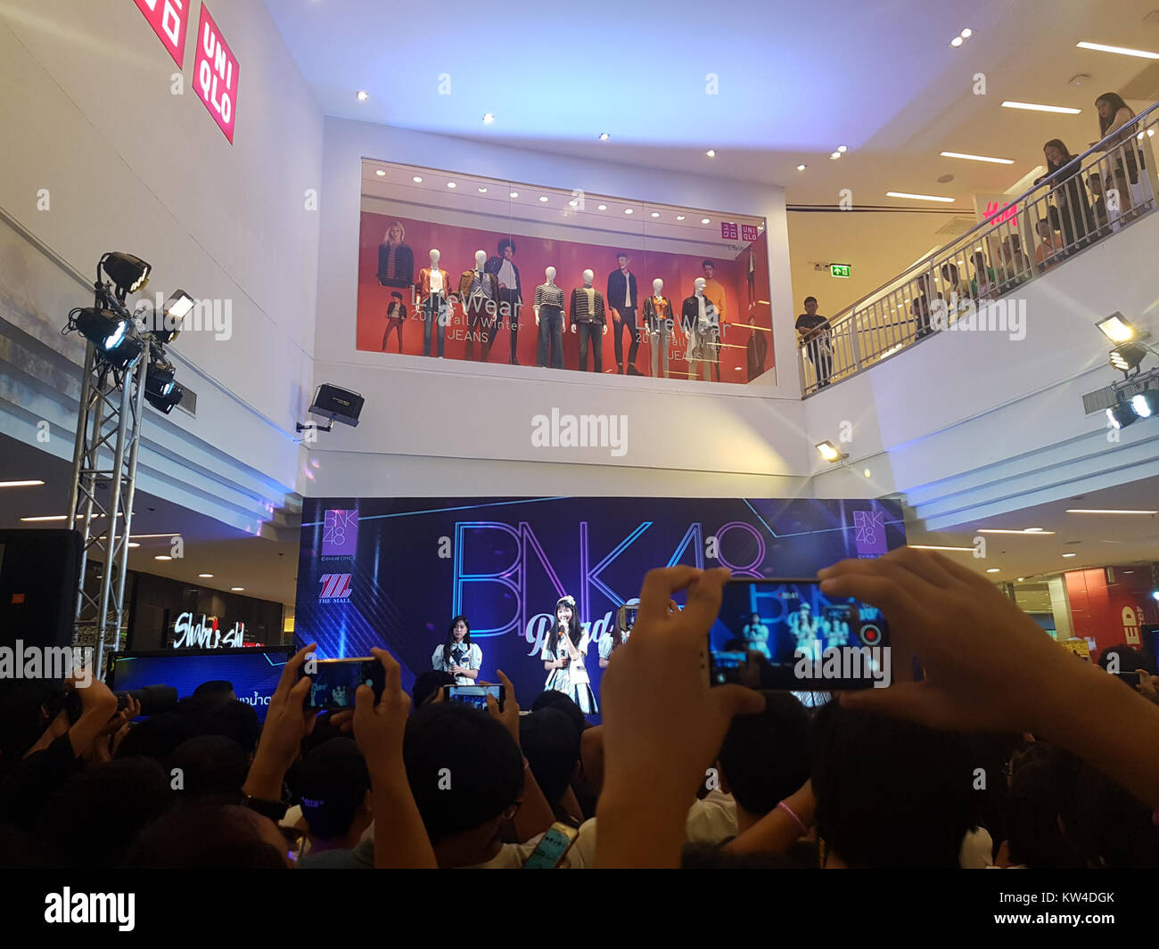 Le BNK48 Roadshow, qui s'est tenu le 23 juillet 2017, était un événement mettant en vedette le groupe d'idoles thaïlandais BNK48. Le roadshow a fait la promotion de leur musique et a donné aux fans la chance de rencontrer les membres du groupe populaire. L’événement a mis en évidence la popularité croissante du groupe en Thaïlande. Banque D'Images