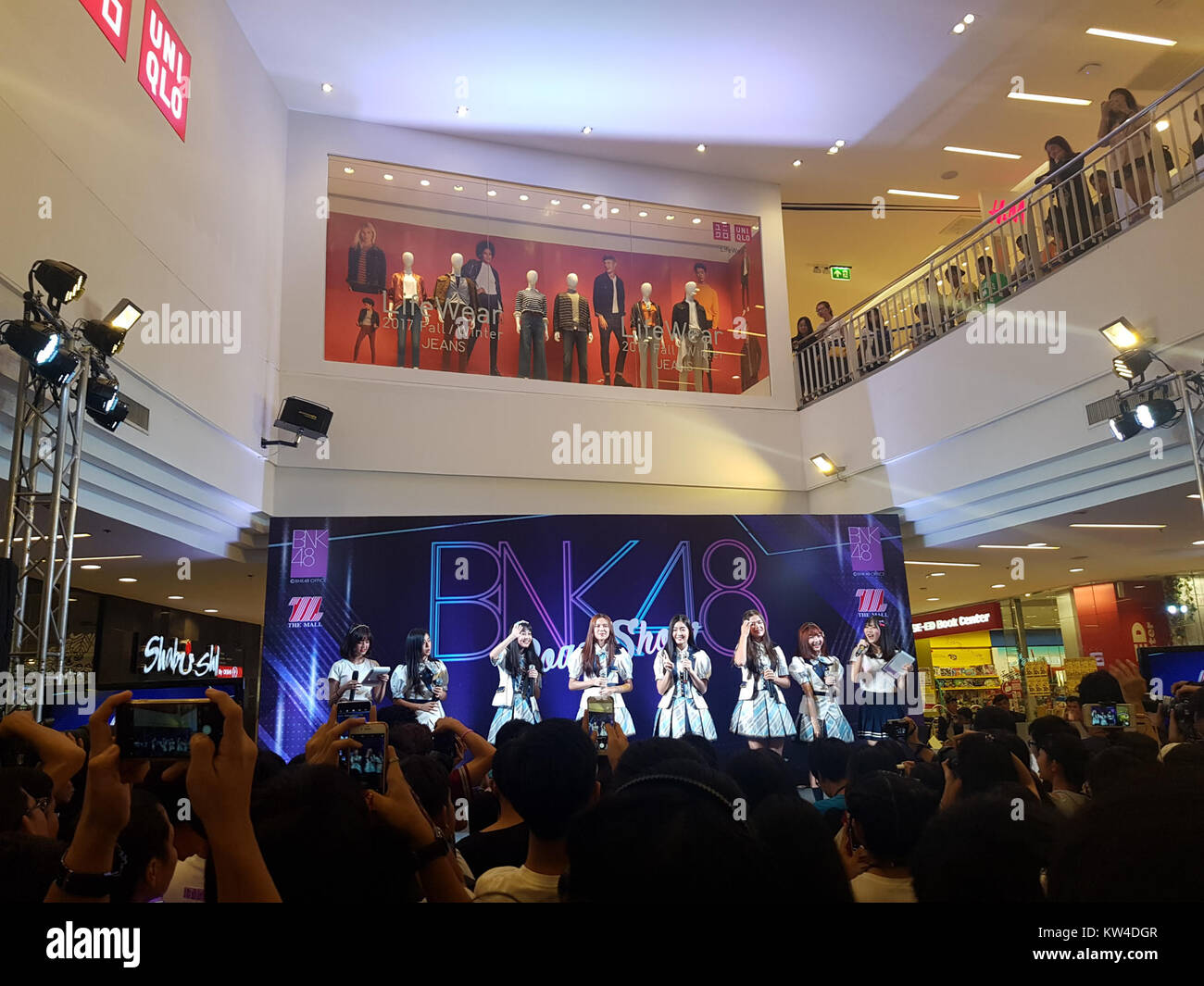 BNK48 Roadshow le 23 juillet 2017, capturé lors de la tournée promotionnelle du groupe. BNK48 est un groupe d'idoles thaïlandais, faisant partie de la franchise AKB48, et cet événement faisait partie de leur engagement de fans. Banque D'Images