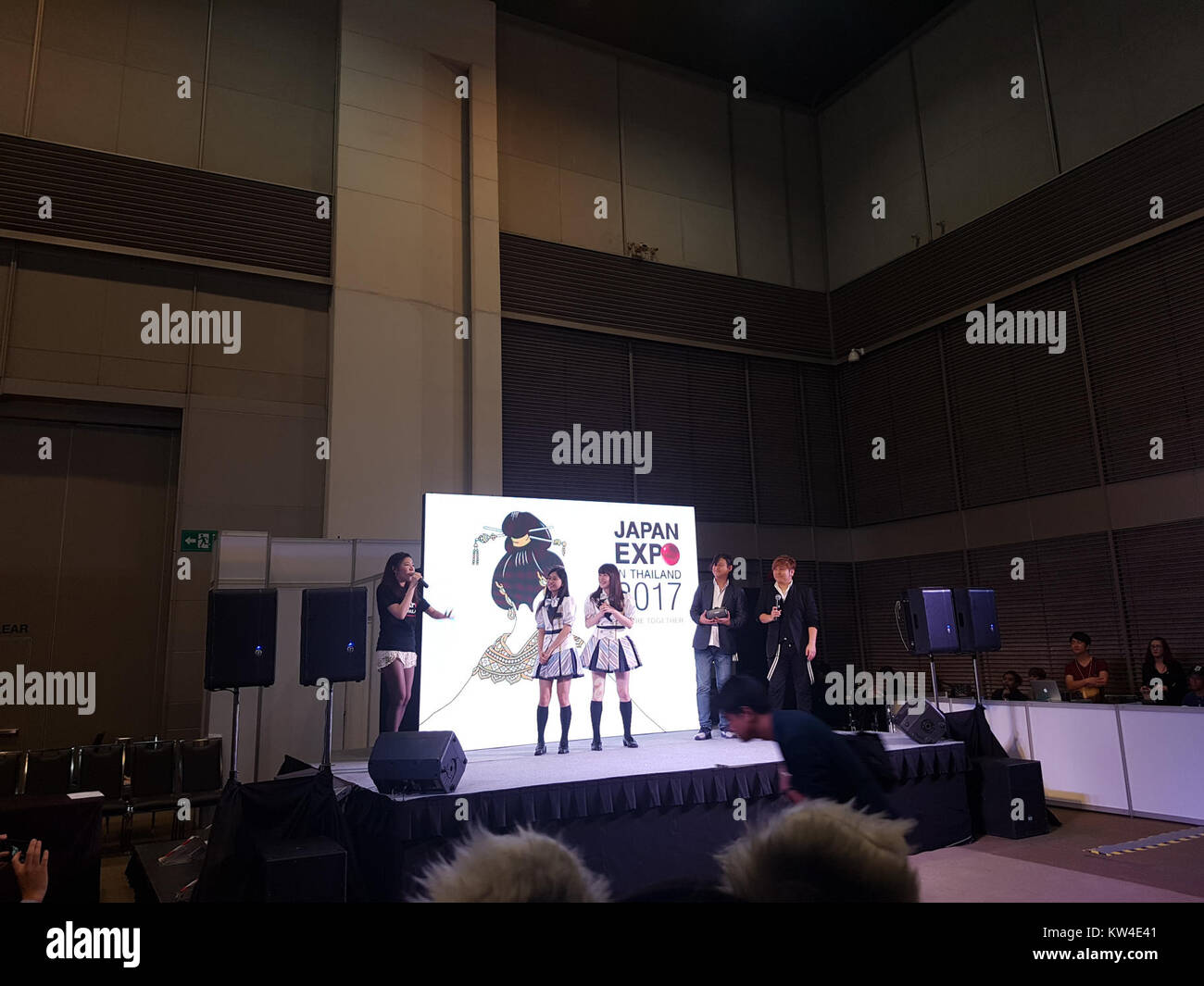 BNK48 est un groupe d'idoles thaïlandais populaire, et cette image capture leur performance à la Japan Expo de Bangkok en 2017. La performance met en valeur le talent musical du groupâ€™ et l'interaction des fans lors d'un événement majeur. Banque D'Images