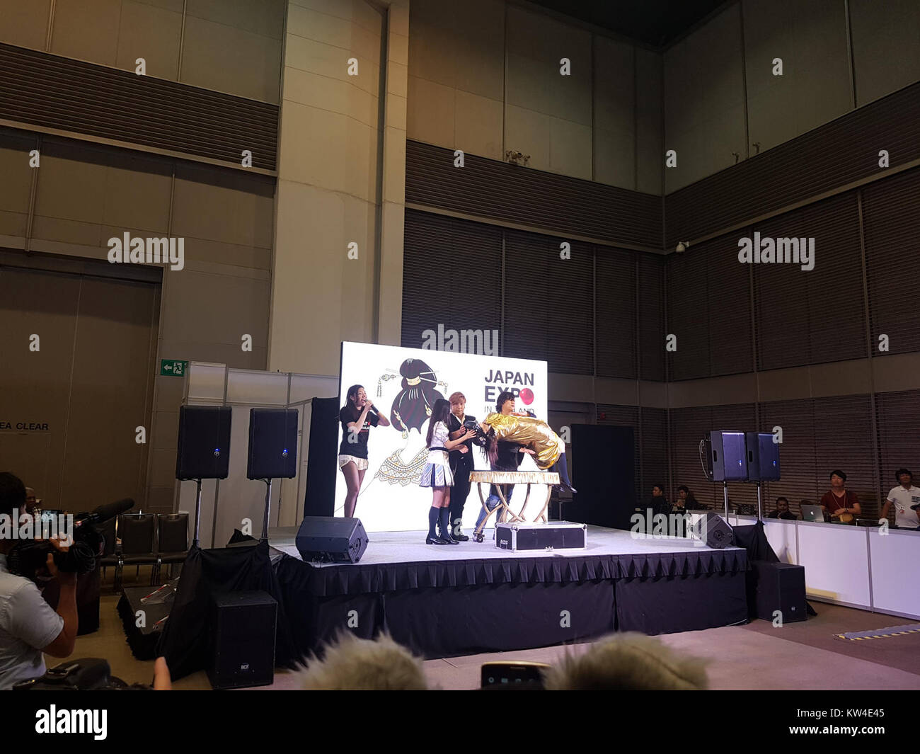 BNK48, un groupe d'idoles thaïlandais, s'est produit à la Japan Expo de Bangkok en 2017. Cet événement a mis en valeur leurs performances de musique et de danse dans le cadre de leur expansion internationale et de leur popularité. Banque D'Images