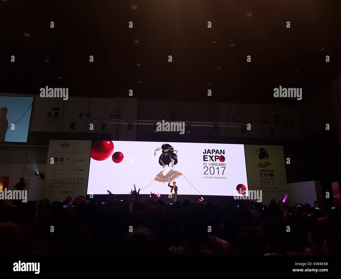 BNK48 est un groupe d'idoles thaïlandais inspiré de l'AKB48 japonais. Cette image capture leur performance à la Japan Expo de Bangkok, mettant en valeur leur popularité et les échanges culturels entre la Thaïlande et le Japon. Banque D'Images