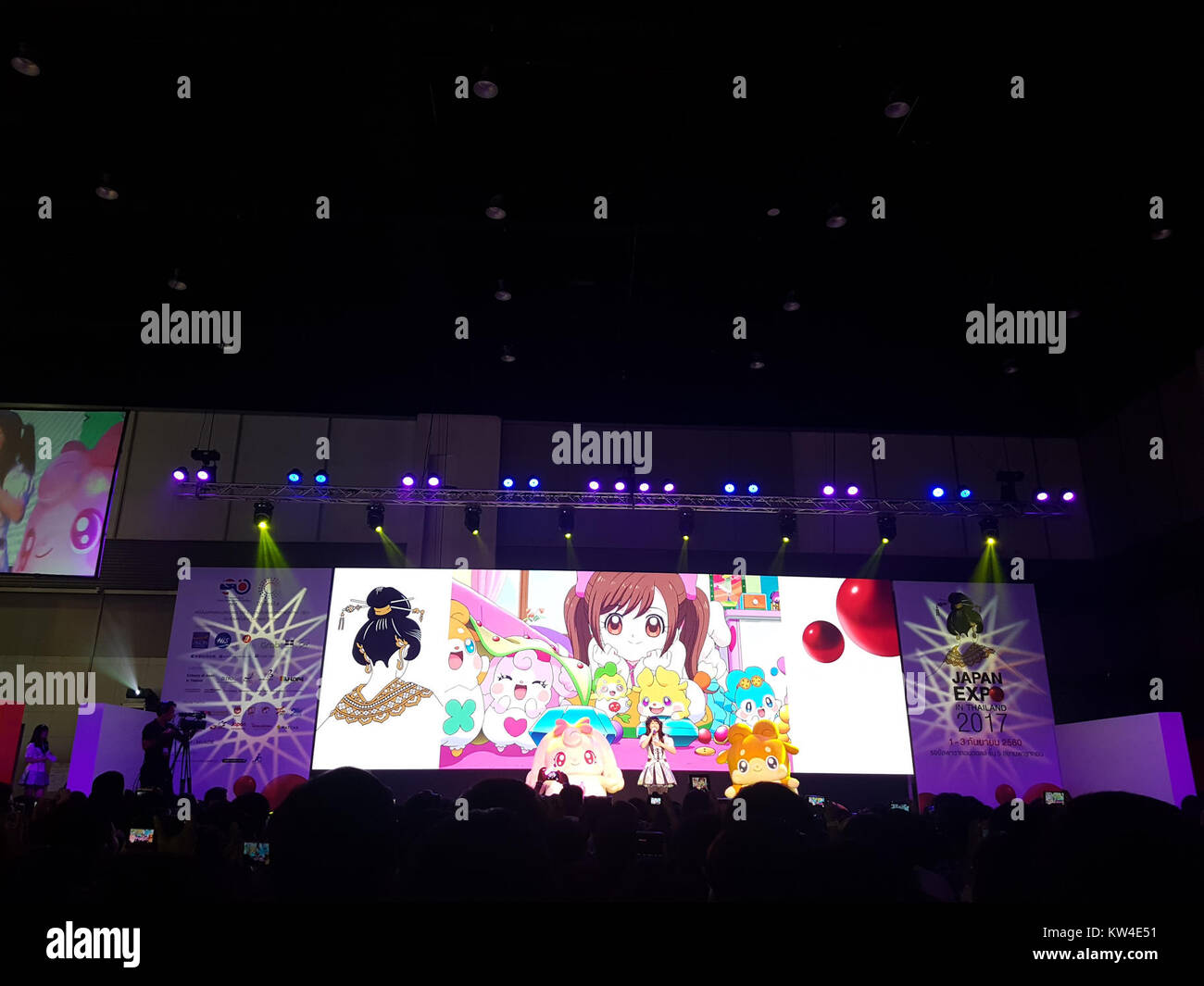 Cette image de l'exposition japonaise de 2017 à Bangkok présente le populaire groupe d'idoles japonais BNK48. Le groupe a joué et participé à des activités culturelles, mettant en valeur la culture pop japonaise contemporaine. Banque D'Images