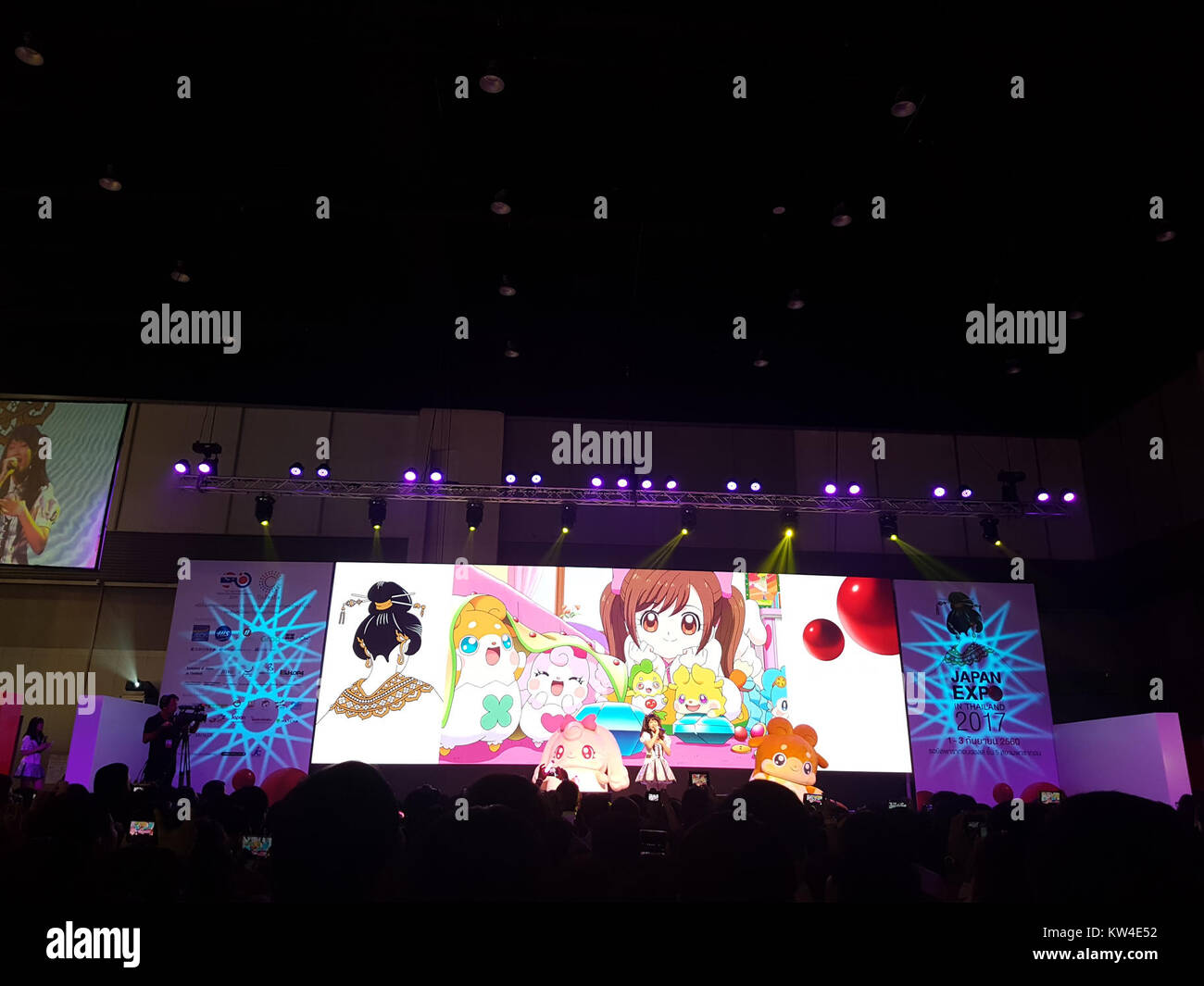 Image tirée de la performance du BNK48 à l'exposition japonaise de Bangkok en 2017, capturant l'impact culturel et l'excitation des fans entourant l'apparition du groupe d'idoles à l'événement. Banque D'Images