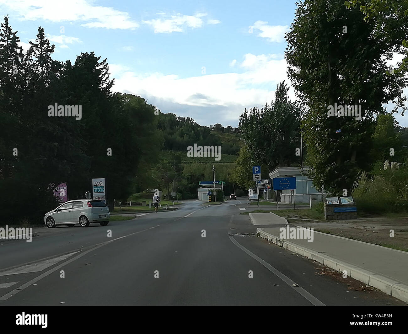 Photographie montrant la frontière entre l'Italie et la Slovénie. L'image capture l'importance géographique et politique de cette frontière entre deux pays européens. Banque D'Images