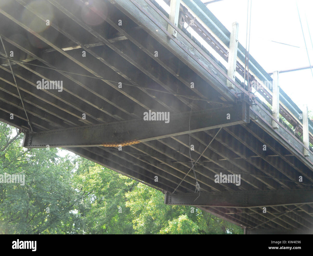 Le Big Sioux 281st Street Bridge est une structure remarquable traversant la rivière Big Sioux. Cette vue capture la face inférieure de la travée en treillis du pont, mettant en évidence son ingénierie et sa conception. Banque D'Images