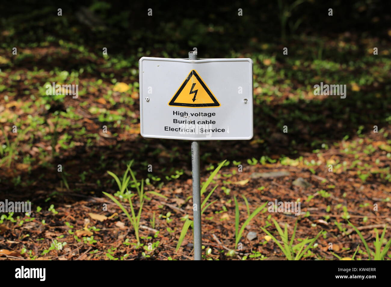 Route panneau d'avertissement que les câbles électriques sont sous terre, en Irlande Banque D'Images