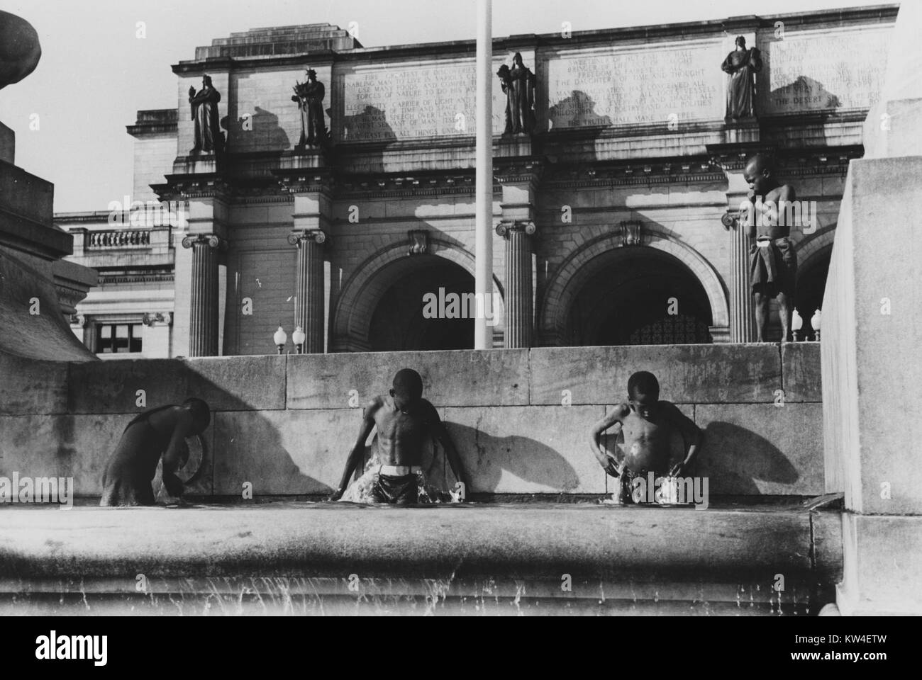 Les jeunes Afro-américains la natation dans l'ensemble de la fontaine de la gare Union, Washington, DC, 1938. À partir de la Bibliothèque publique de New York. Banque D'Images