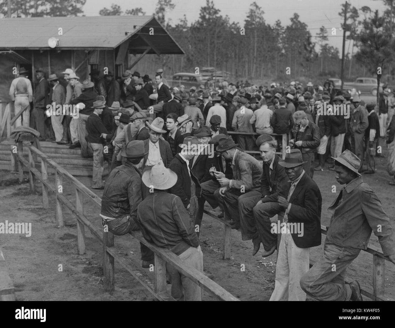 Les charpentiers et les travailleurs de la construction qui l'attendaient à la Florida State office de l'emploi en essayant de trouver des emplois sur Camp Blanding, Starke, Floride, 1940. Banque D'Images