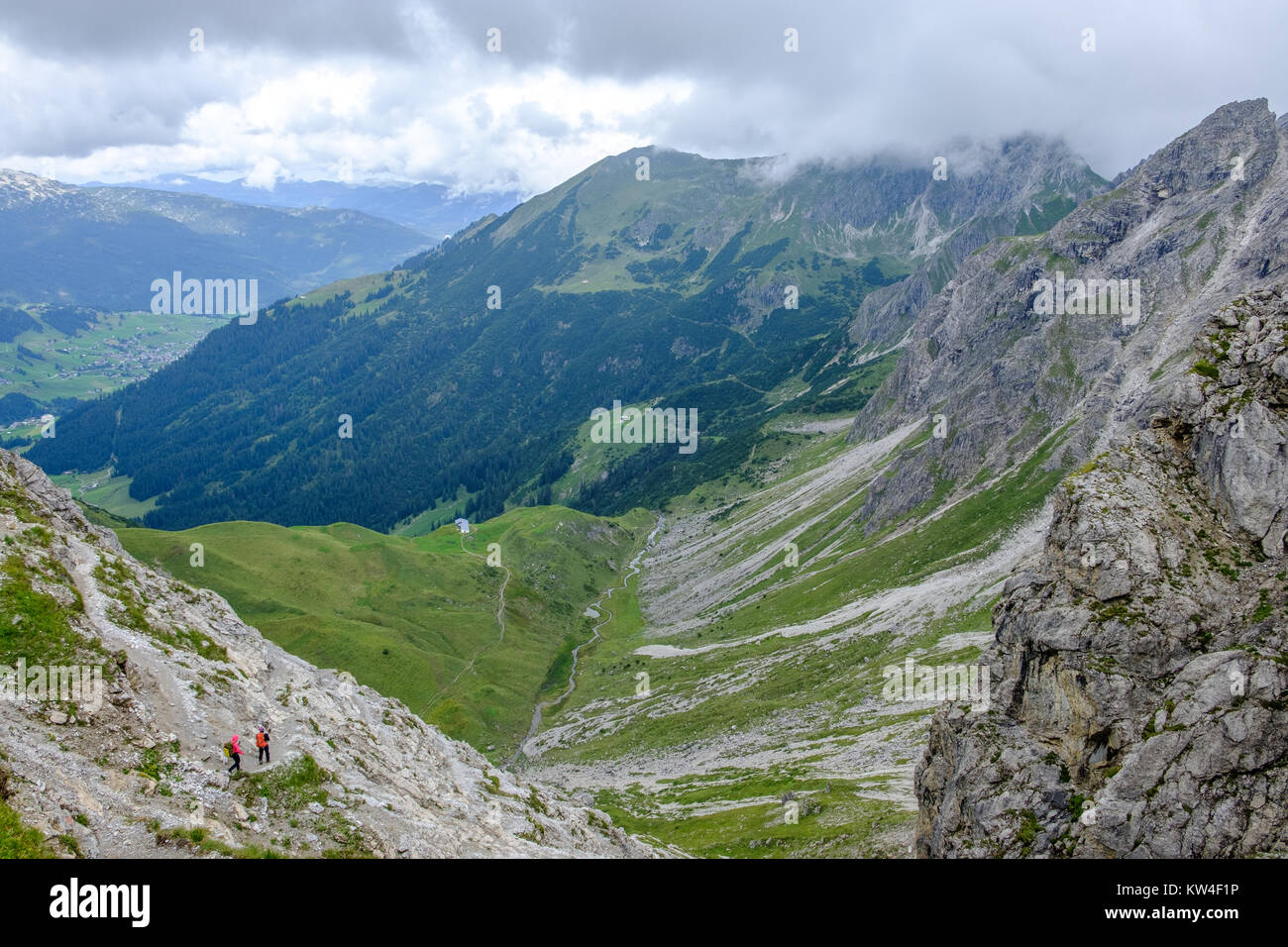 Deux randonneurs de descendre dans une vallée de la montagne, l'Autriche Allgaeu Banque D'Images