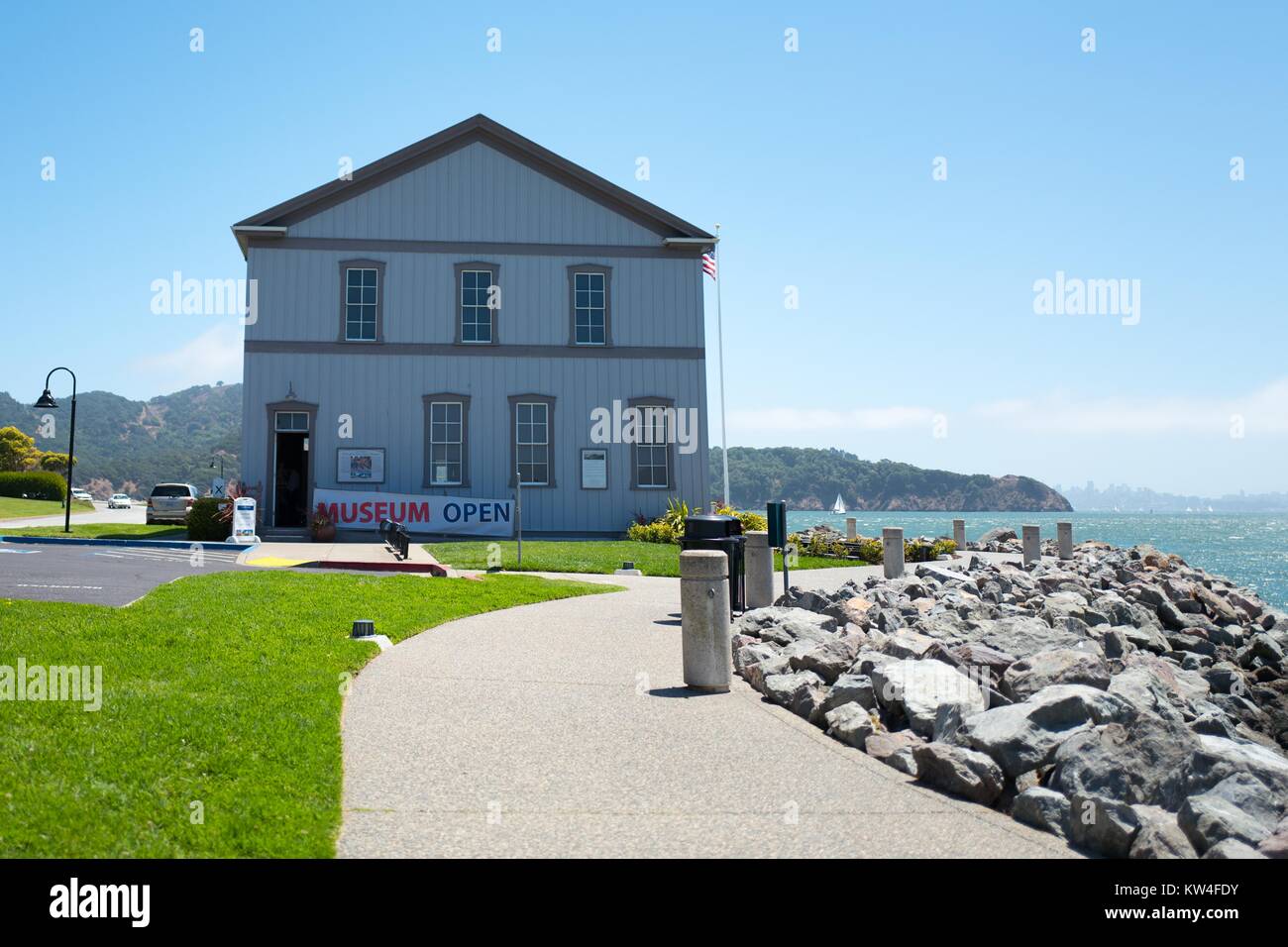 Railroad et Ferry museum de Tiburon, la Californie avec San Francisco Bay visible à l'arrière-plan, 2016. Banque D'Images