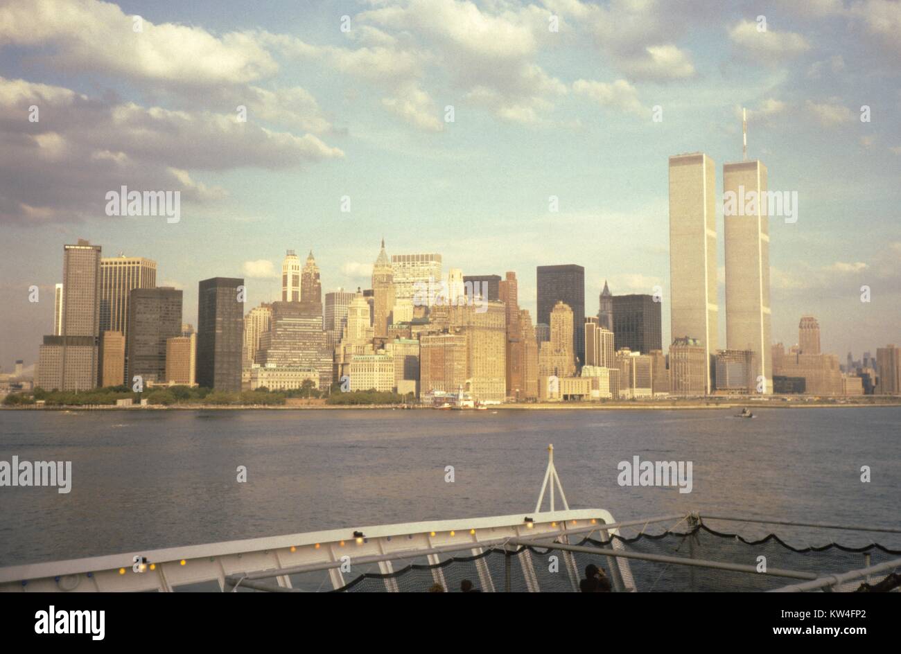 Tours jumelles du World Trade Center, vue de le pont arrière de la ligne Cunard Queen Elizabeth 2 bateau de croisière dans le port de New York, New York City, New York, 1975. Banque D'Images