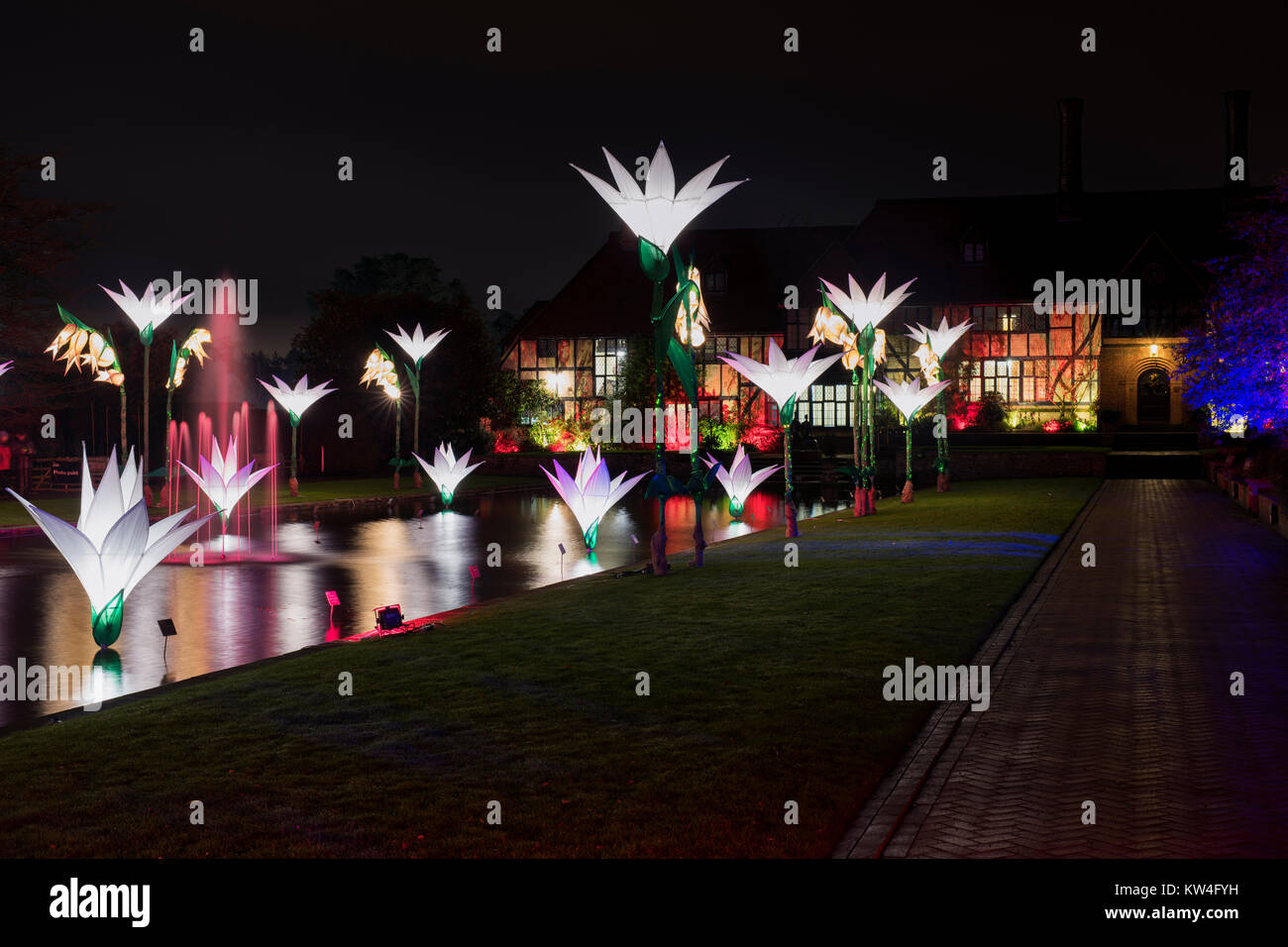Lumières de Noël et décorations florales éclairé à l'extérieur du bâtiment des laboratoires. RHS Wisley Gardens, Surrey, Angleterre. Bougies de Noël 2017 Festival Banque D'Images
