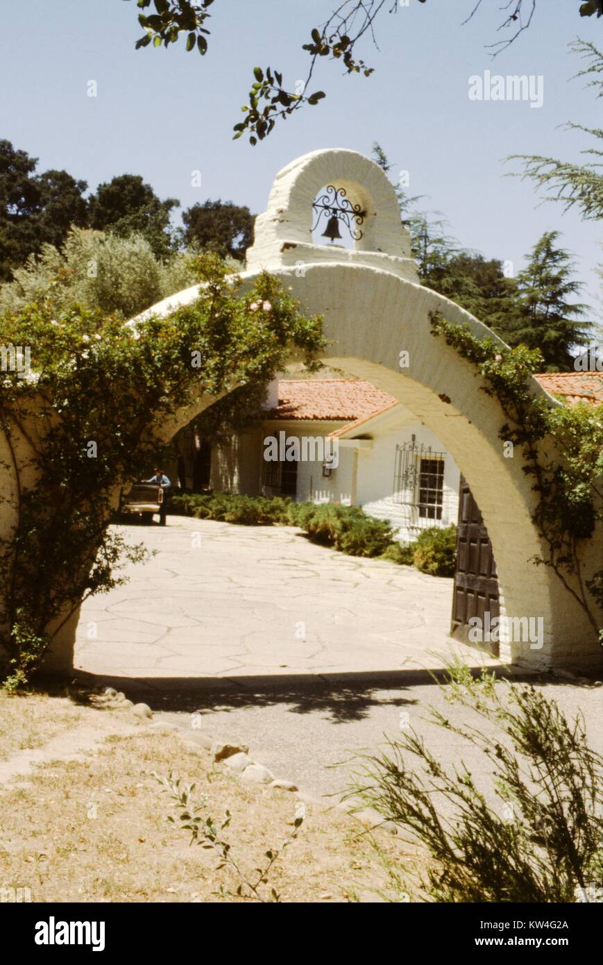 Style colonial revival espagnol arch et de l'architecture, Californie, 1975. Banque D'Images