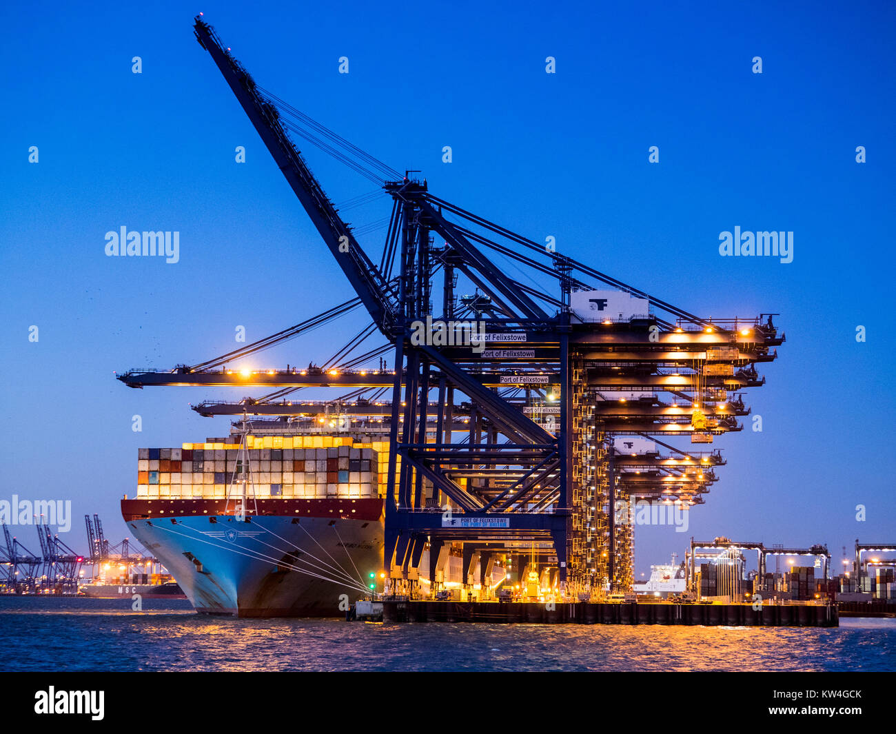 UK Trade - Voyage conteneurs chargés sur un navire au port de Felixstowe, le plus grand port à conteneurs. Banque D'Images