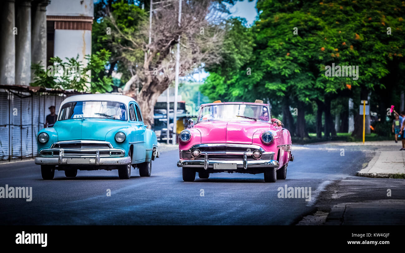 Rose Chevvrolet américaine Cabriolet voiture classique une Chevrolet bleu vintage voiture dans la rue à La Havane Cuba - cuba Reportage Serie Banque D'Images