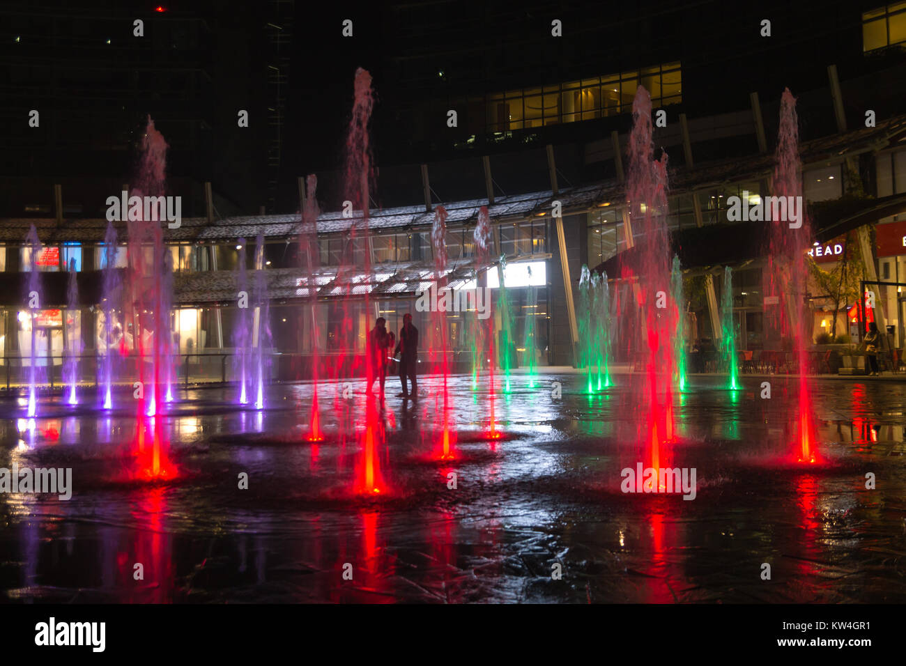 MILAN, ITALIE - 30 octobre 2016 : financial district Vue de nuit. L'eau des fontaines illuminées. Les gratte-ciel modernes dans Gae Aulenti square. La banque Unicredit à Banque D'Images