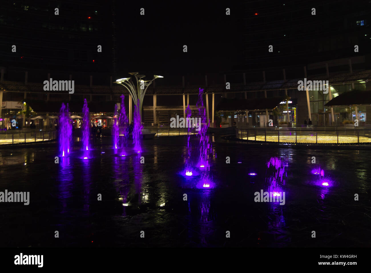 MILAN, ITALIE - 30 octobre 2016 : financial district Vue de nuit. L'eau des fontaines illuminées. Les gratte-ciel modernes dans Gae Aulenti square. La banque Unicredit à Banque D'Images