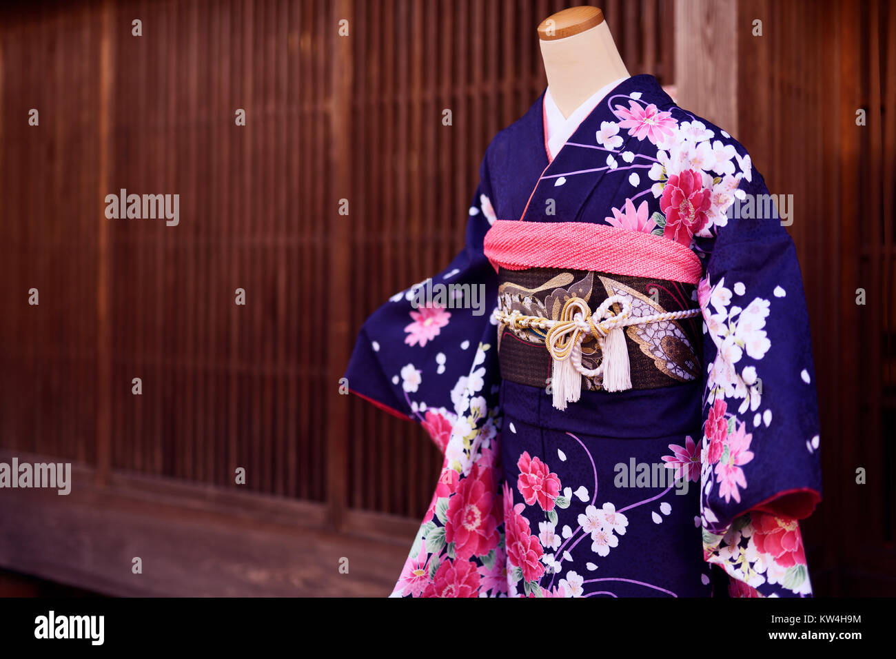Magnifique kimono violet sur un mannequin à l'extérieur d'un magasin de kimono dans Higashiyama, Kyoto, Japon Banque D'Images