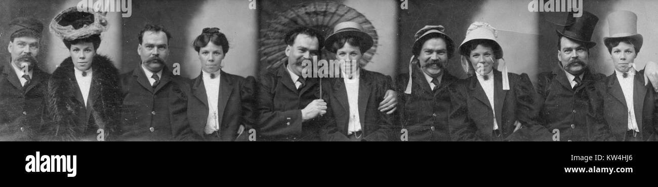 Plusieurs images en séquence, à partir d'une photo booth, d'un couple portant des costumes de l'époque victorienne prop et frappant des poses, 1930. Banque D'Images