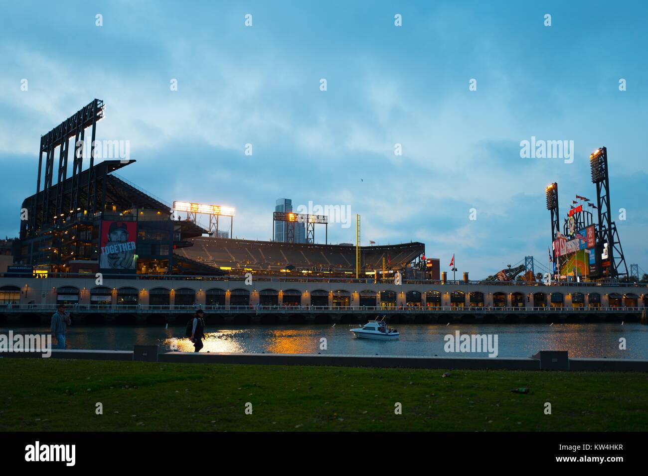 ATT Park, domicile de l'équipe de baseball des Giants de San Francisco, illuminé la nuit après un match à domicile, vu de la Chine à travers le parc du bassin McCovey Cove, San Francisco, Californie, le 21 août 2016. Banque D'Images