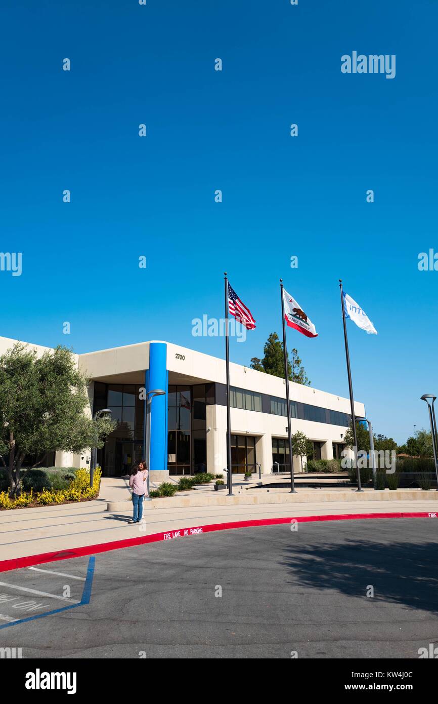 Bâtiment principal, avec le drapeau américain, le drapeau de la République de Californie, et Intuit drapeau, au siège de l'entreprise de logiciels financiers Intuit dans la Silicon Valley ville de Mountain View, Californie, le 24 août 2016. Banque D'Images