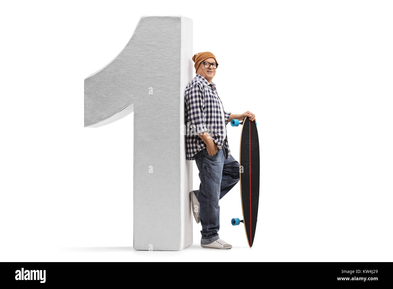 Portrait d'un vieux hipster avec un longboard appuyé contre un numéro un carton isolé sur fond blanc Banque D'Images