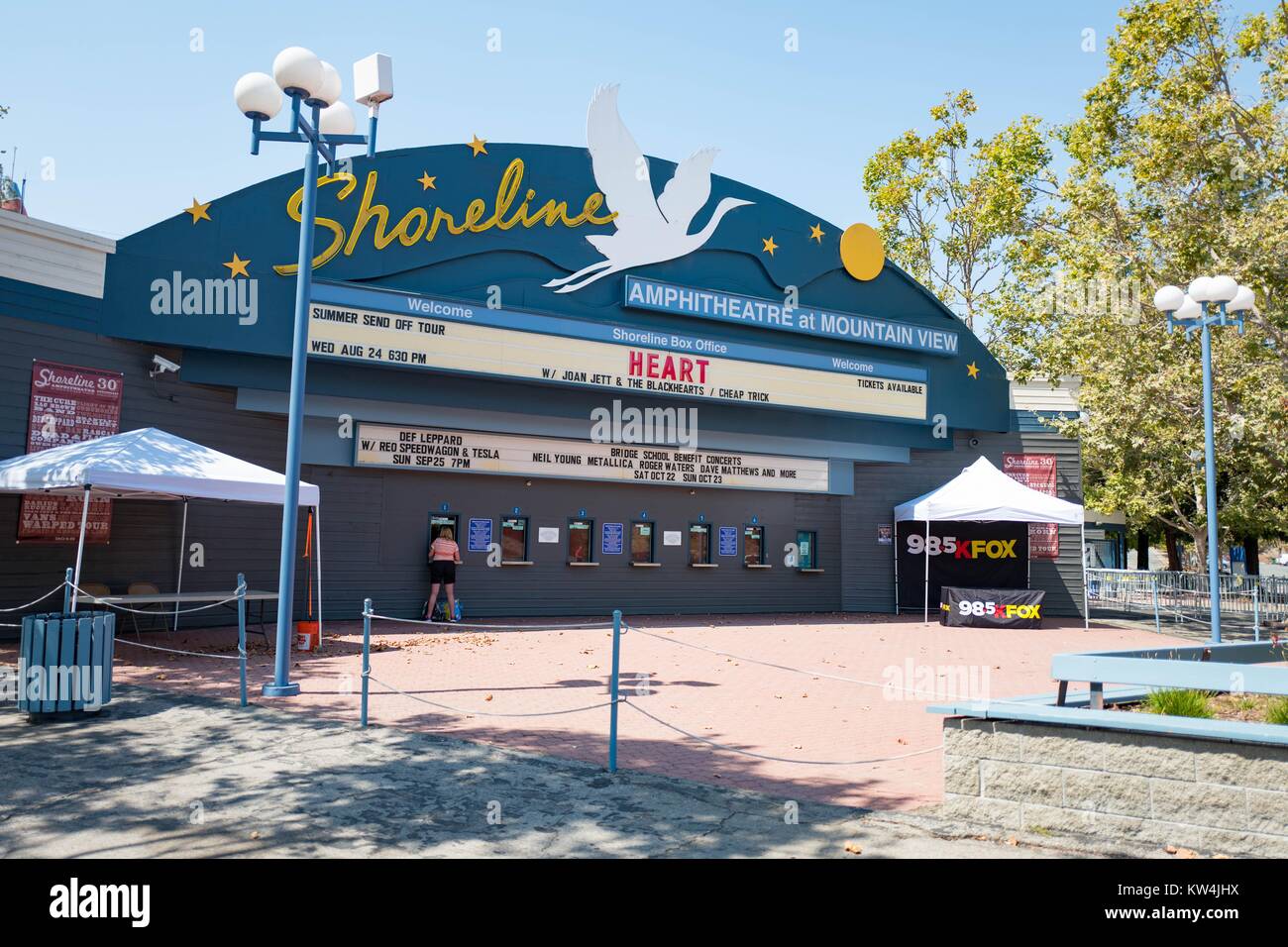 Billetterie à la Shoreline Amphitheatre, une salle de concert populaire dans la Silicon Valley ville de Mountain View, Californie, avec chapiteau indiquant concerts à venir par des actes y compris le Cœur, Def Leppard, REO Speedwagon, Neil Young, Metallica et Dave Matthews, Mountain View, Californie, le 24 août 2016. Banque D'Images