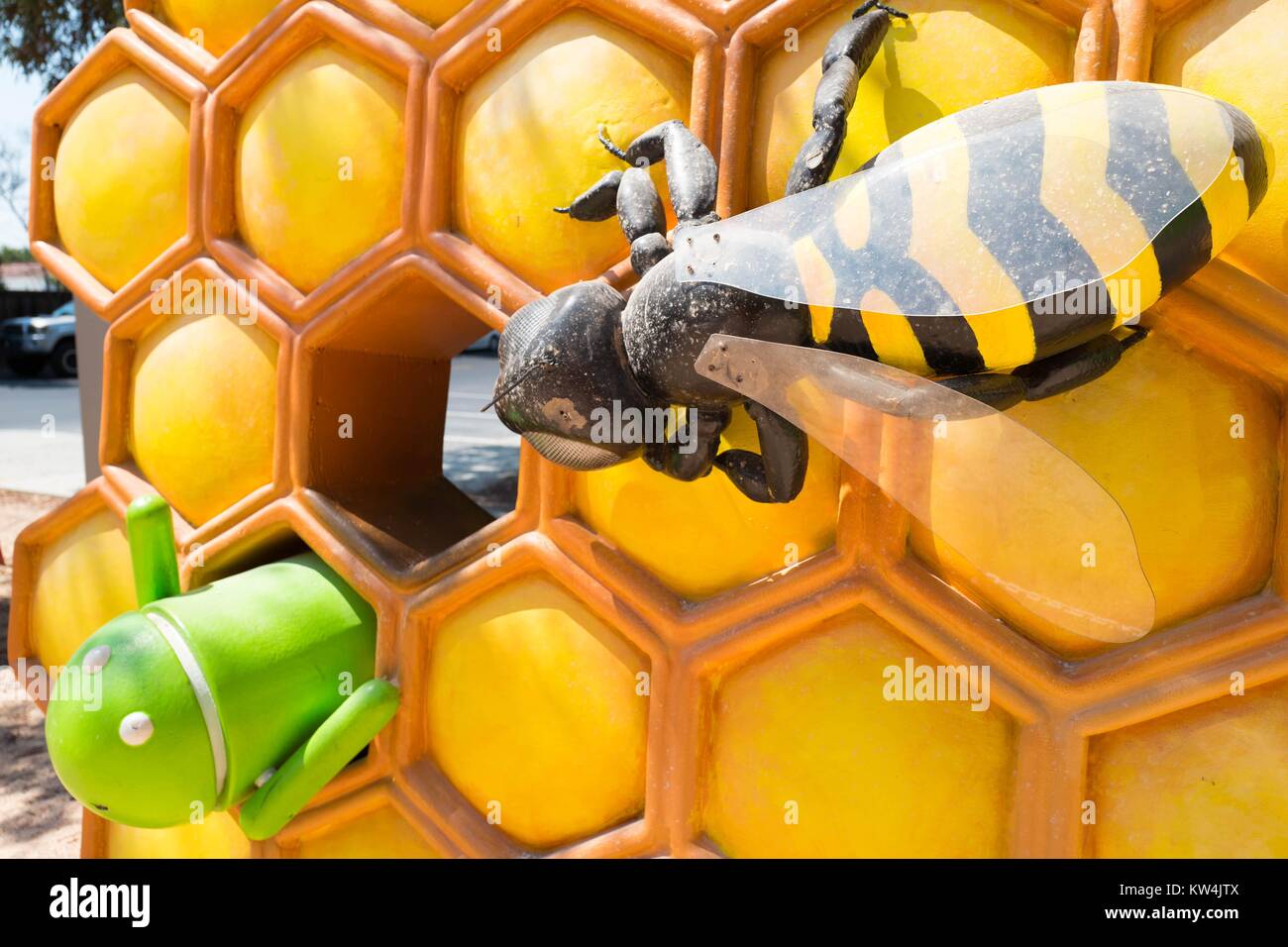 Vue de détail d'une sculpture dotée d''une attaque d'abeilles géantes un robot, représentant la version 3.0 du système d'exploitation mobile Android, qui était le nom de code 'Honeycomb', au Googleplex, siège de l'entreprise moteur de recherche Google dans la Silicon Valley ville de Mountain View, Californie, le 24 août 2016. Banque D'Images